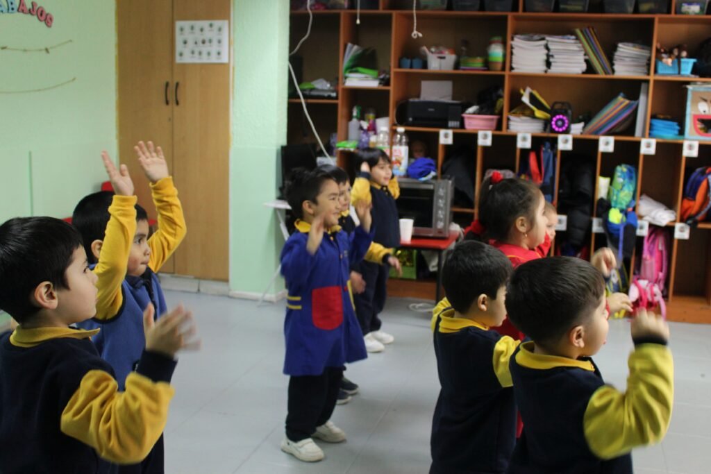 El juego no es una distracción, es la principal herramienta de aprendizaje en la educación inicial. Descubre cómo desarrolla el área cognitiva, social y física de tu hijo.