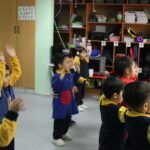 El juego no es una distracción, es la principal herramienta de aprendizaje en la educación inicial. Descubre cómo desarrolla el área cognitiva, social y física de tu hijo.