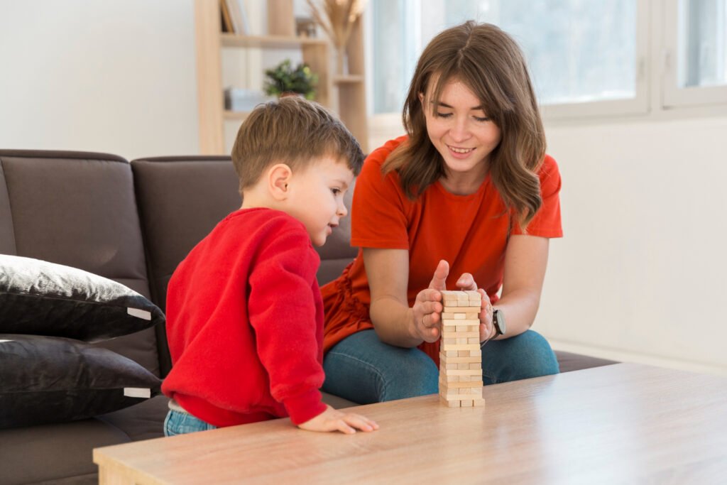 Apoderado y niño compartiendo un momento de juego y estimulación en casa, reflejando la corresponsabilidad educativa
