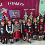 Ninos y educadoras de la Escuela Rucalaf celebrando el We Tripantu con vestimenta tradicional para fomentar la identidad cultural 2