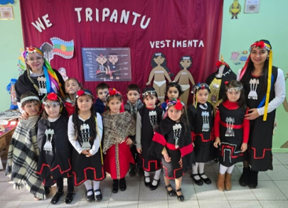 Ninos y educadoras de la Escuela Rucalaf celebrando el We Tripantu con vestimenta tradicional para fomentar la identidad cultural 2