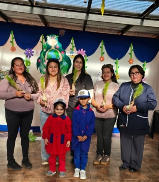 Ninos y educadoras de la Escuela Rucalaf celebrando el We Tripantu con vestimenta tradicional para fomentar la identidad cultural